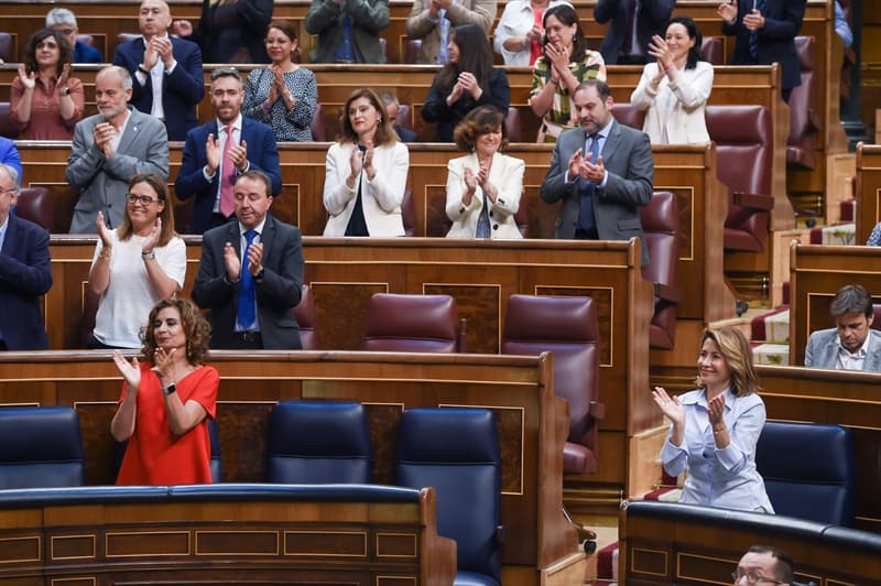 La bancada del PSOE aplaudint la nova llei d'habitatge