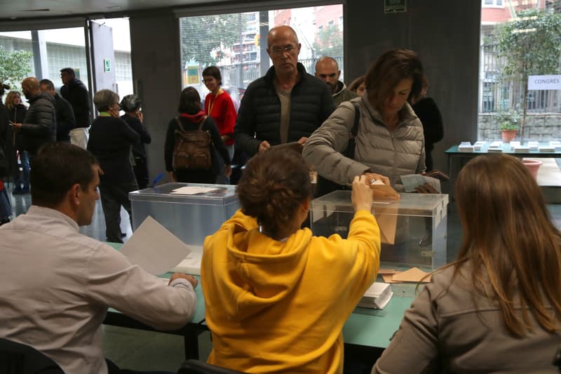 Pla general d'una mesa electoral a l'EOI Sant Gervasi