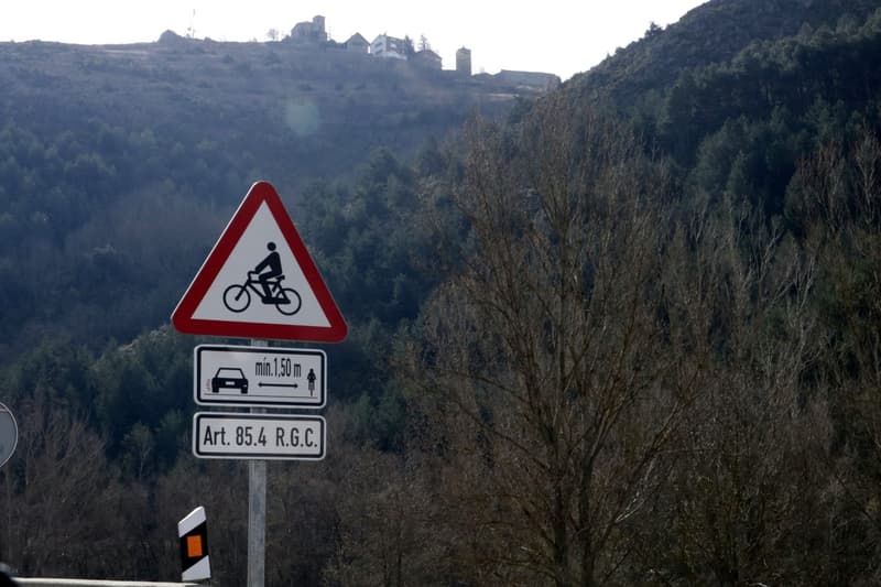 Una señal de tráfico que indica la distancia con que se tiene que adelantar una bicicleta