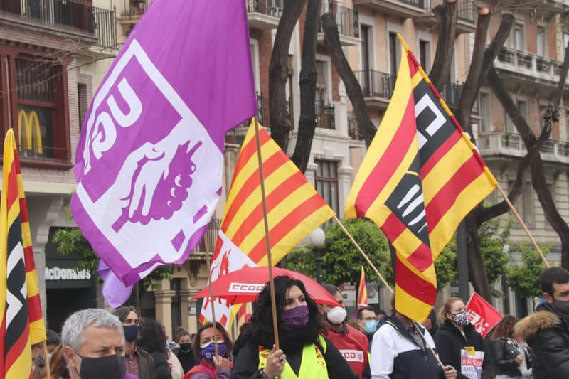Banderes de la UGT i CCOO a la manifestació de l'1 de maig del 2022 a Tarragona