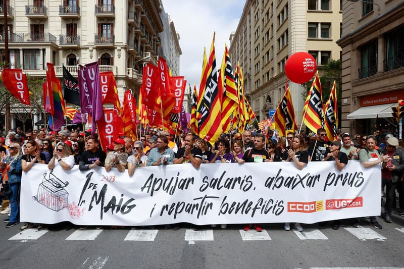 Manifestants per la via Laietana de Barcelona pel Primer de Maig