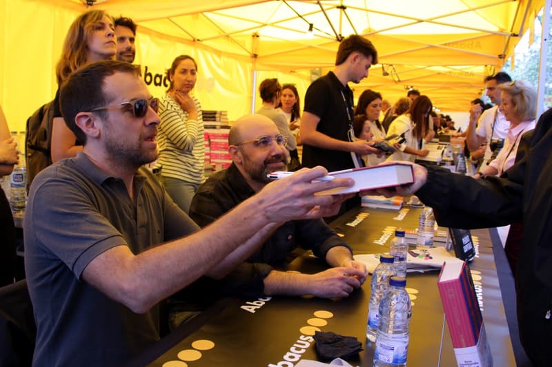 Joel Díaz i Magí Garcia, signant llibres per Sant Jordi