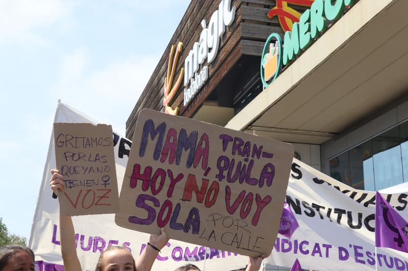 Manifestación contra las agresiones sexuales en el centro comercial Mágico de Badalona