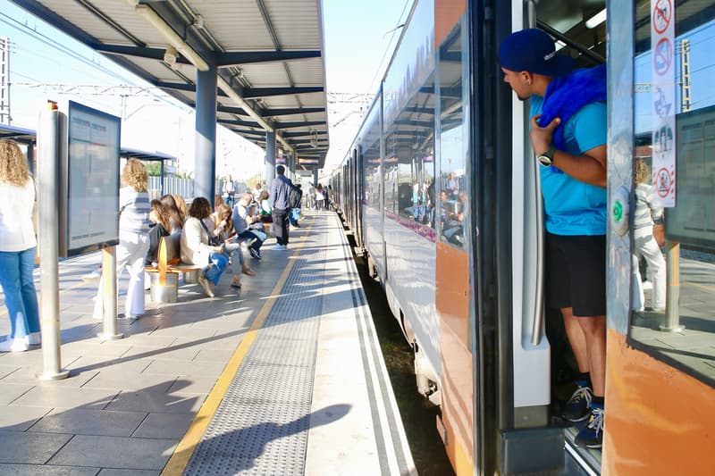Un usuario se asoma en un tren de Rodalies parado en la estación de Gavà