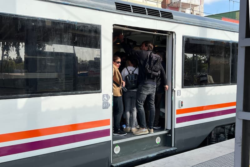 Un tren ple de passatgers a l'estació de Castelldefels