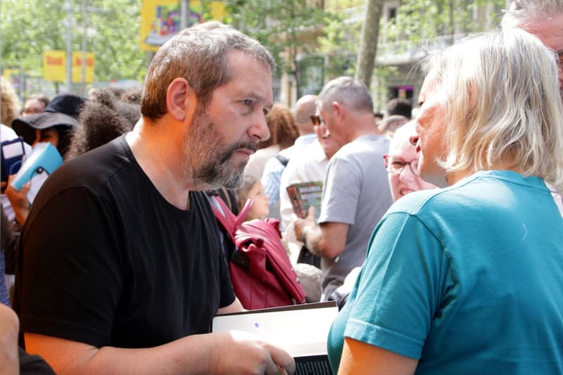 Carles Porta signant llibres a Barcelona