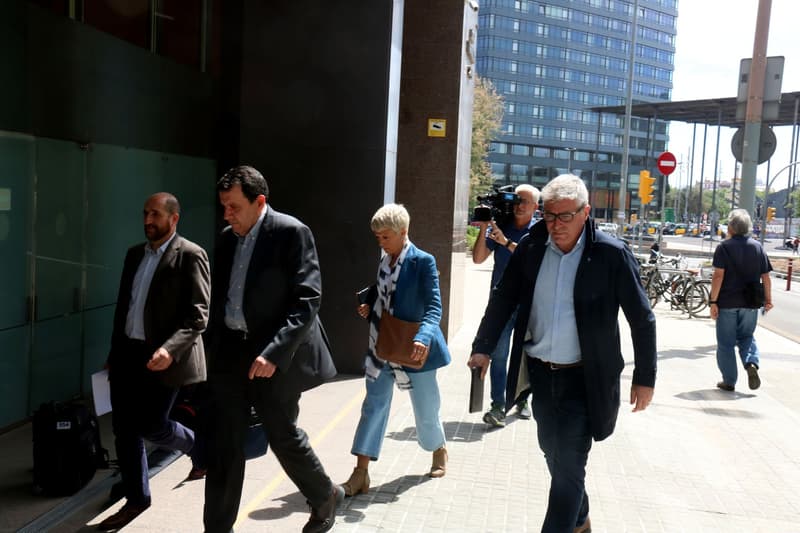 Els responsables d'Adif i Renfe entrant al Departament de Territori per reunir-se amb la Generalitat