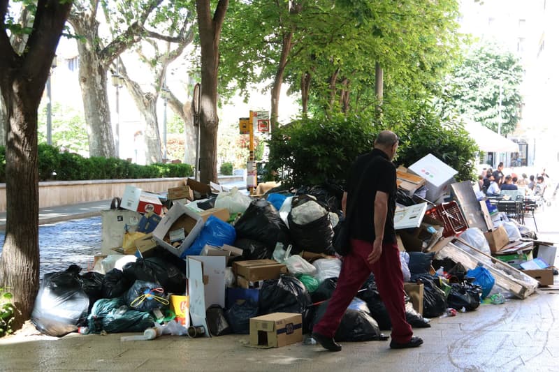 Escombraries a la Rambla de Figueres