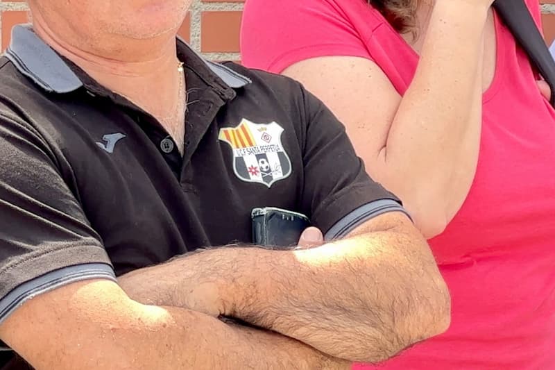 Escut de la Unificació Club de Futbol Santa Perpètua, en la samarreta d'un membre de la junta