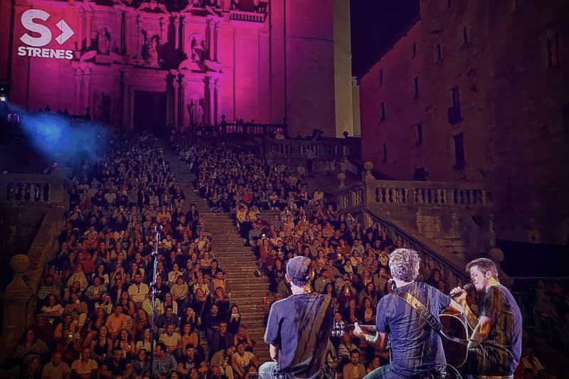 Concierto de Els Amics de les Arts ante la Catedral de Girona
