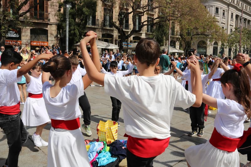 Niños y niñas bailando sardanas en Barcelona