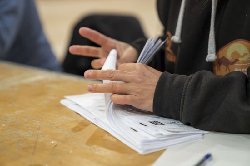 Un miembro de la mesa cuenta los votos de un partido en el CEM LA España Industrial