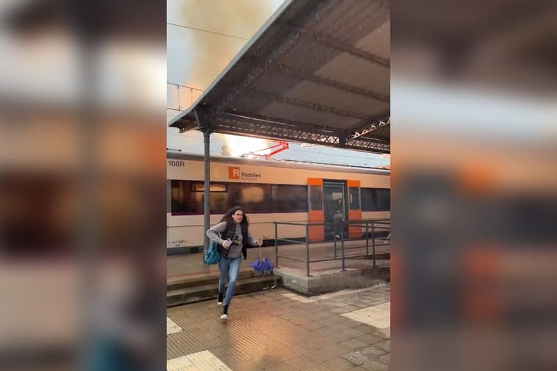 Incendi en una catenària i un tren a l'estació de Manlleu
