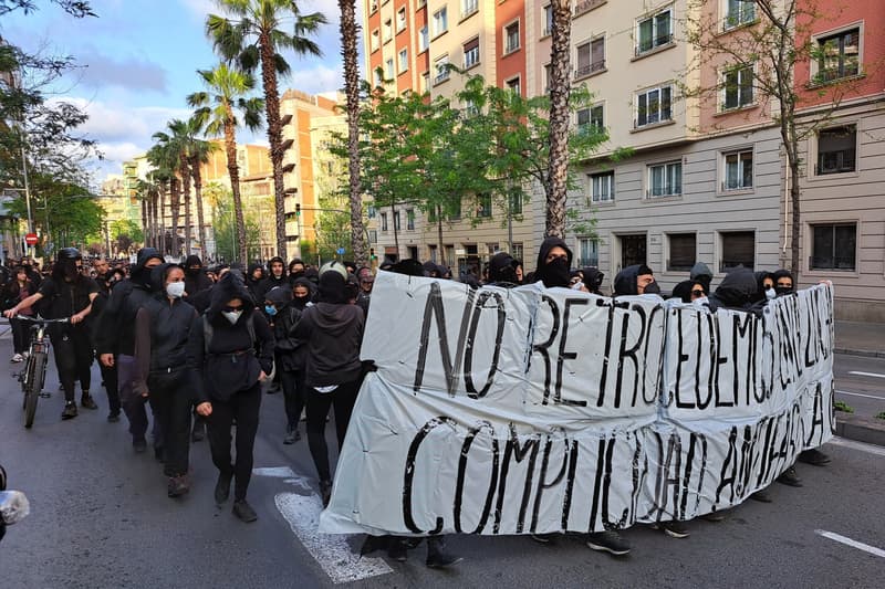 La protesta antisistema avança per la ronda General Mitre en direcció a la plaça Bonanova | Guillem Andrés