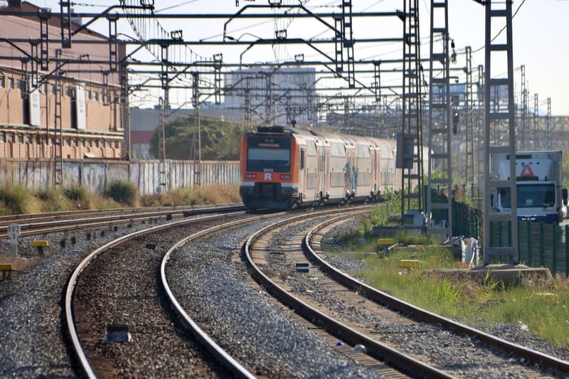 Un tren sale de la estación de Gavà en sentido Barcelona