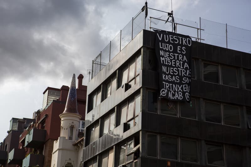 Un cartell penja d'una de les finestres de 'El Kubo', un dels edificis ocupats.