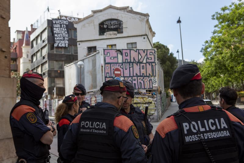 Un grup de Mossos d'Esquadra es prepara per l'operatiu davant dels edificis ocupats 'El Kubo' i 'La Ruïna'