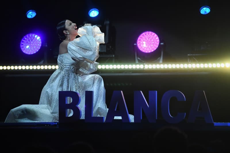 La cantante Blanca Paloma actúa durante un evento de despedida antes de su viaje a Liverpool