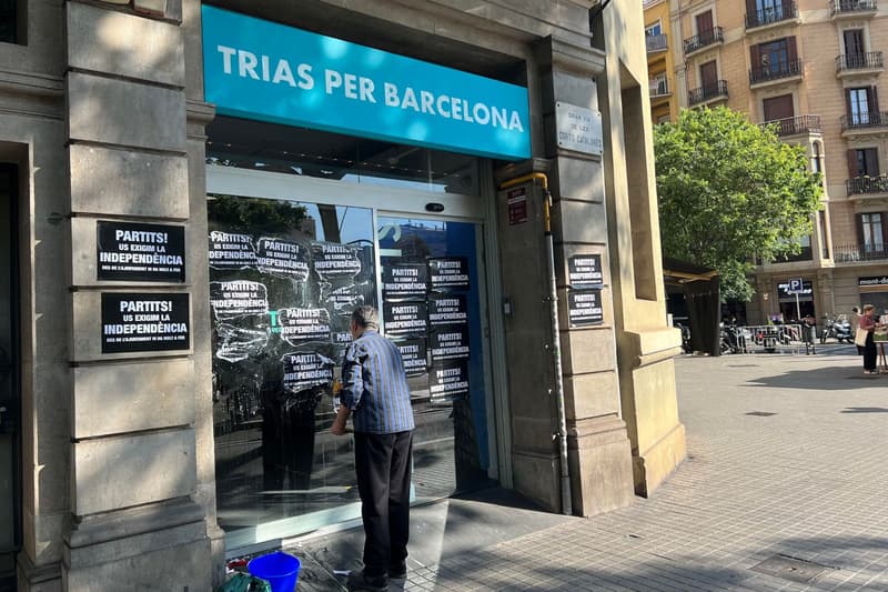 Un señor retira los carteles de la sede electoral de Xavier Trias | ACN