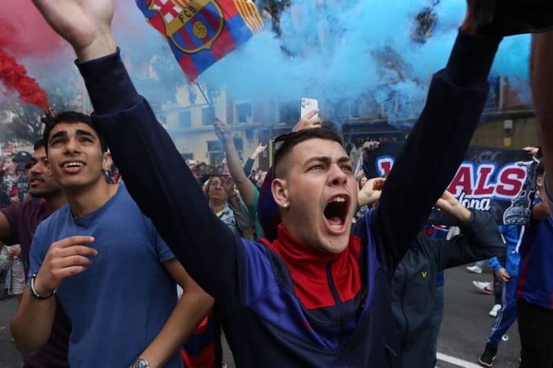 Aficionados del Barça celebrando el título en Canaletes