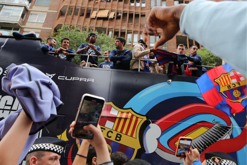 El autocar del equipo masculino del Barça durante el desfile | Oliver de Ros / Principal
