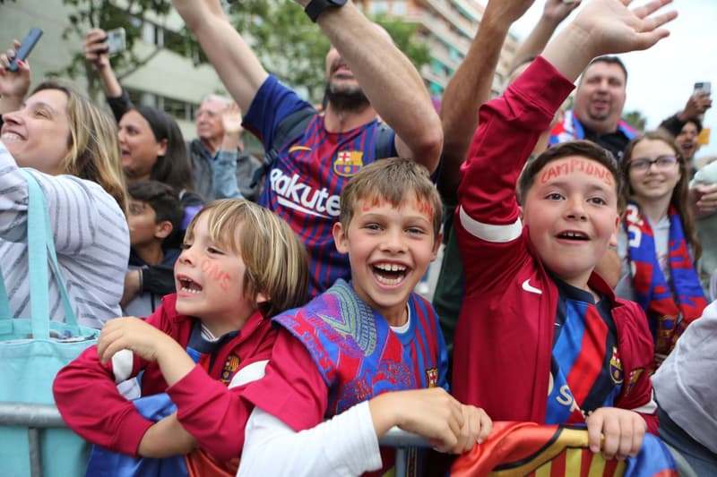 Varios aficionados del Barça celebrando los títulos de liga | Oliver de Ros / Principal