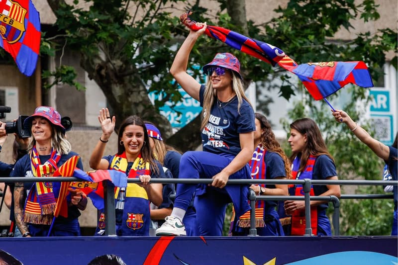 Las jugadoras del Barça celebrando el título de liga durante el desfile en Barcelona | Xavi Bonilla / Europa Press