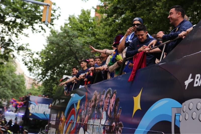 El autocar del equipo masculino del Barça durante el desfile | Oliver de Ros / Principal