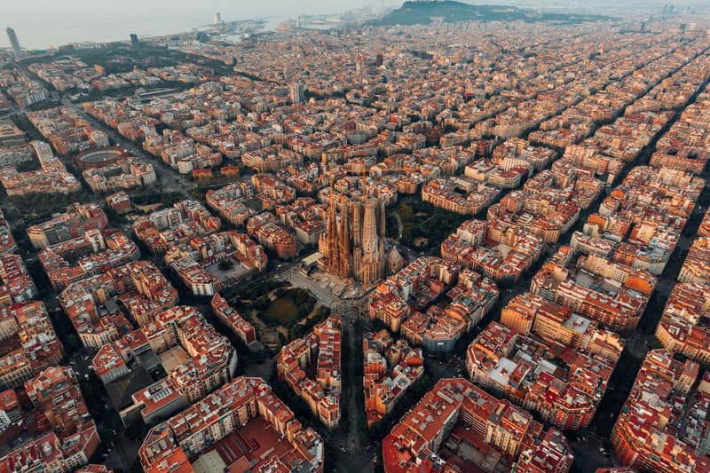 Vista aérea de Barcelona, con la Sagrada Familia en el medio