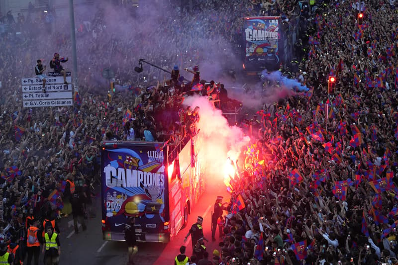 Milers de persones han sortit als carrers per celebrar els títols del lligues del Barça
