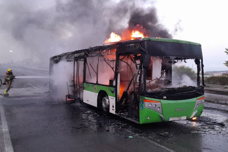 El autobús incendiado en Sant Just Desvern