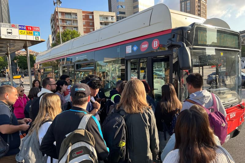 Acumulació d'usuaris esperant l'autobús a Barcelona