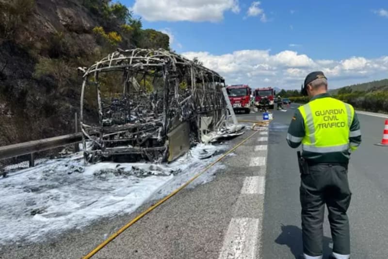 Així ha quedat l'autobús incendiat a l'autopista de Navarra