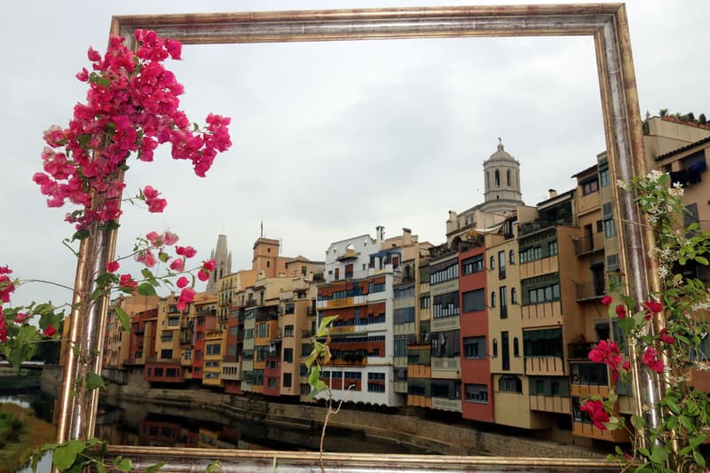 Uno de los montajes que decoran los puentes de Girona | Ajuntament de Girona