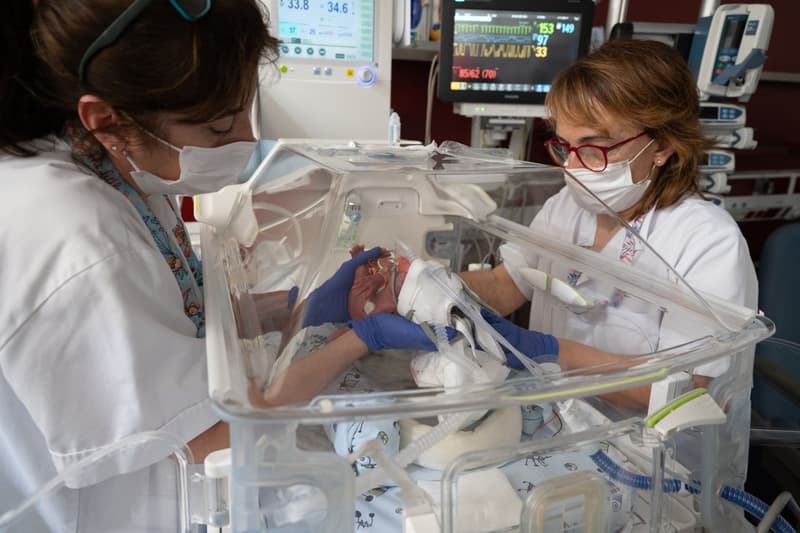 El bebé en el UCI de neonatología del Hospital Clínic