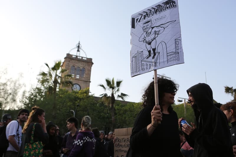 Una participante de la protesta antifascista, con un cartel contra Desokupa | Oliver de Ros / Principal