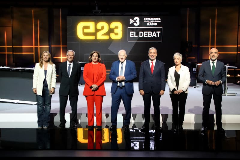 Els set canidats a l'alcaldia de Barcelona abans de començar el debat a TV3