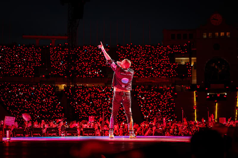 L'Estadi Olímpic de Barcelona durant l'actuació de Coldplay, amb el cantant Chris Martin dant de l'escenari .