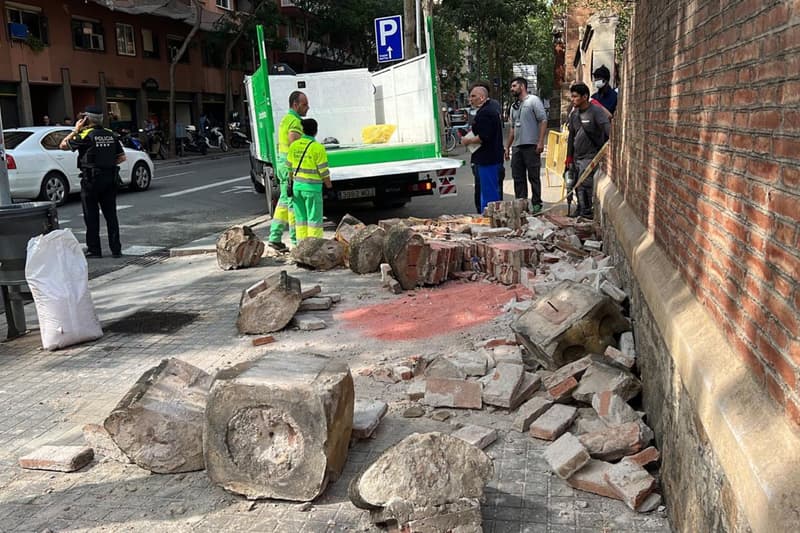 El mur caigut del recinte modernista de l'Hospital de Sant Pau de Barcelona després que un camió de gran tonatge hi xoqués | ACN
