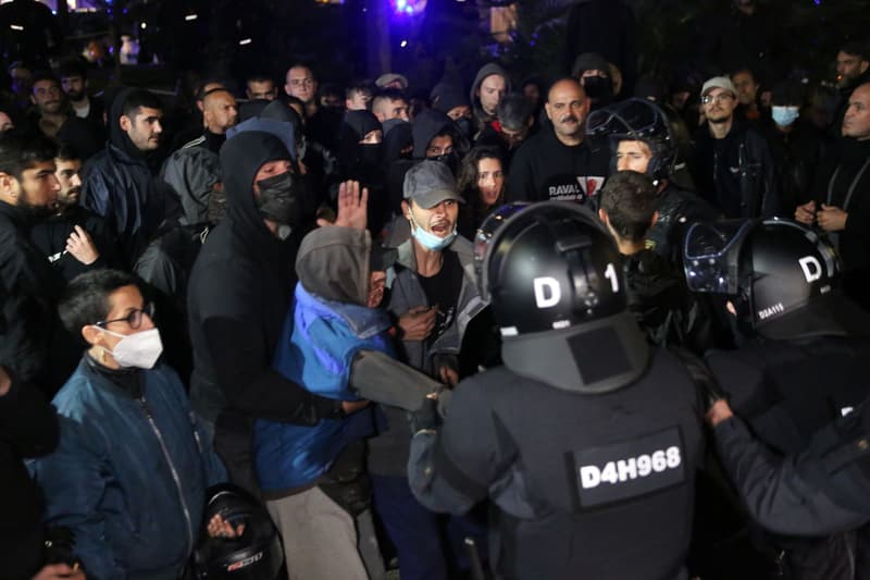 Manifestants antifeixistes s'enfronten als antivalots dels Mossos d'Esquadra
