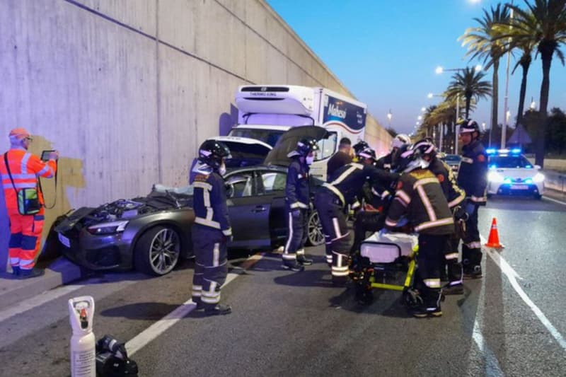 Accidente en la ronda Litoral de Barcelona entre un coche y un camión