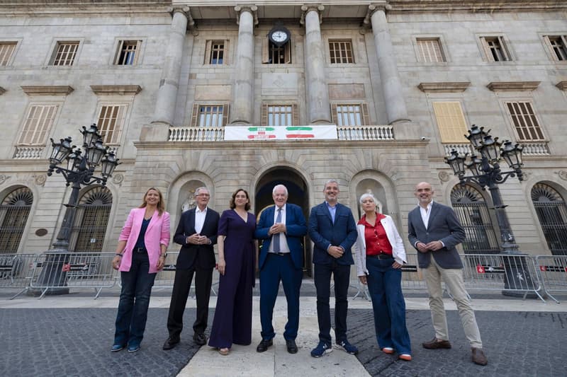 Els candidats a les eleccions municipals de Barcelona aquest 28 de maig, davant de l'Ajuntament