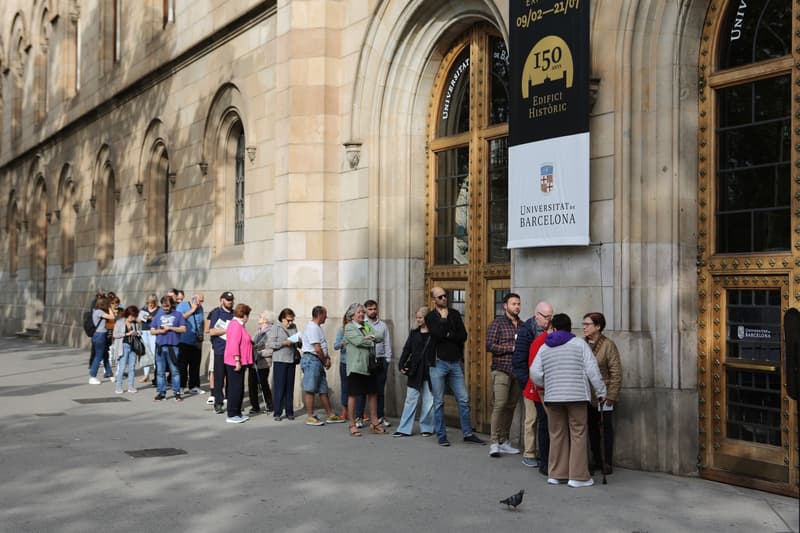 Ciutadans esperant per votar al col·legi electoral habilitat a Plaça Universitat, a la Universitat de Barcelona