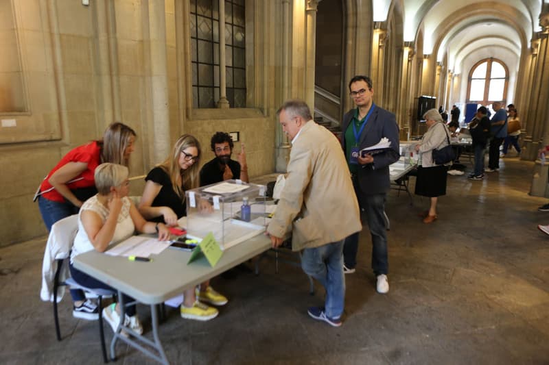 Activitat aquest matí al col·legi electoral de la Universitat de Barcelona