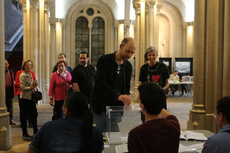 Un hombre vota a primera hora este domingo en la Universitat de Barcelona | Oliver de Ros