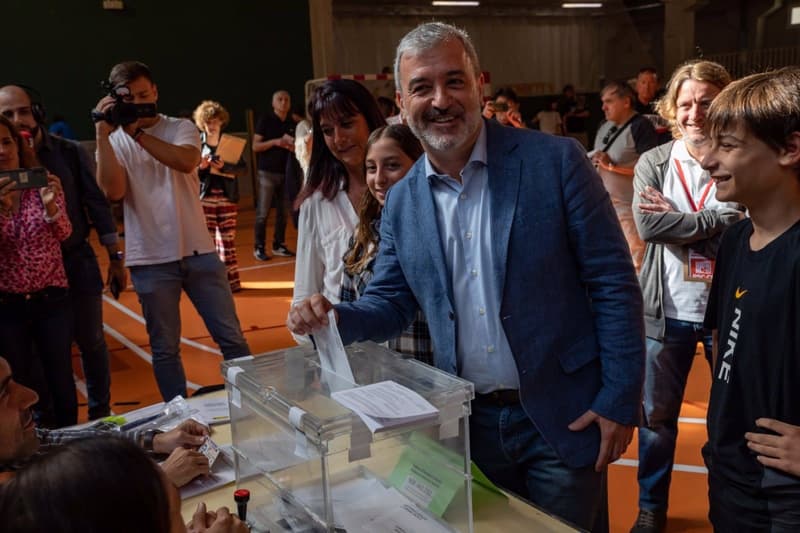 Jaume Collboni (PSC) vota esta mañana en la escuela Grèvol del Poblenou | KIKE RINCÓN - EUROPA PRESS