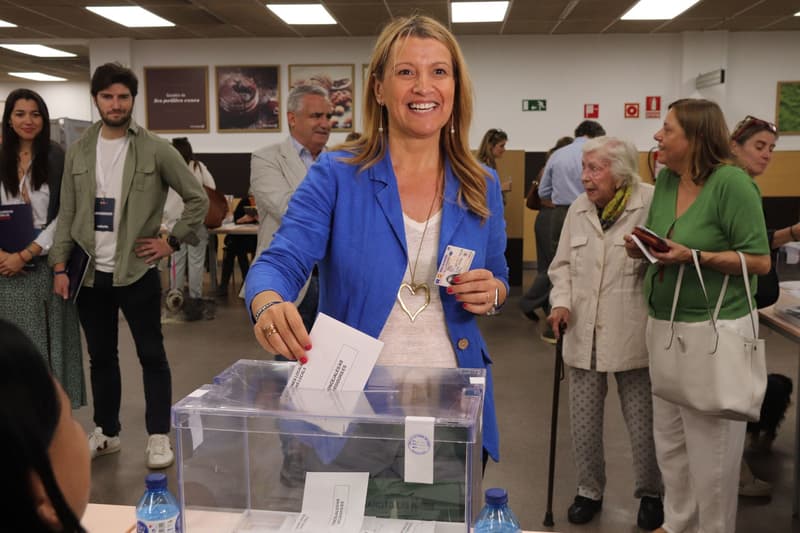 Eva Parera votant a les eleccions municipals 2023 | ACN