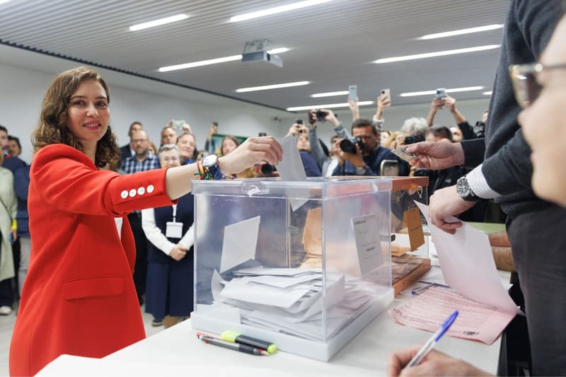 Isabel Díaz Ayuso votando en las elecciones municipales 2023