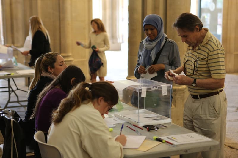 Votantes en una mesa electoral de la Universitat de Barcelona