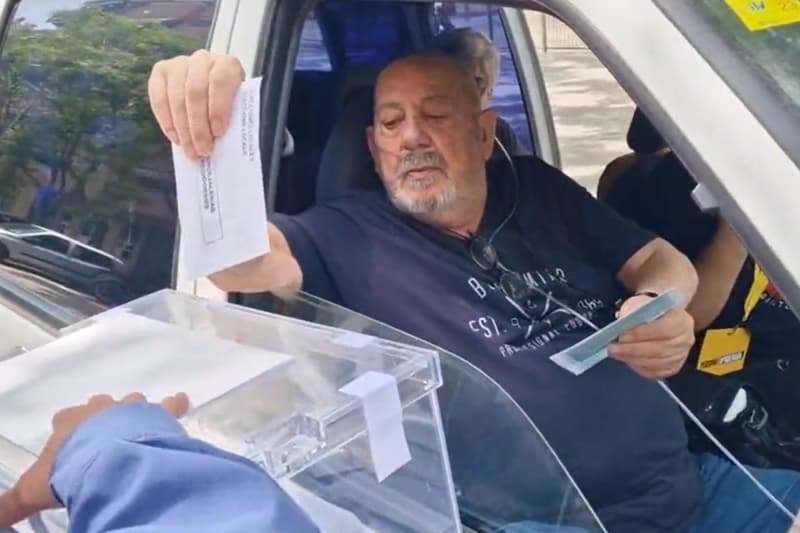 Un hombre vota desde un coche este domingo a Nou Barris